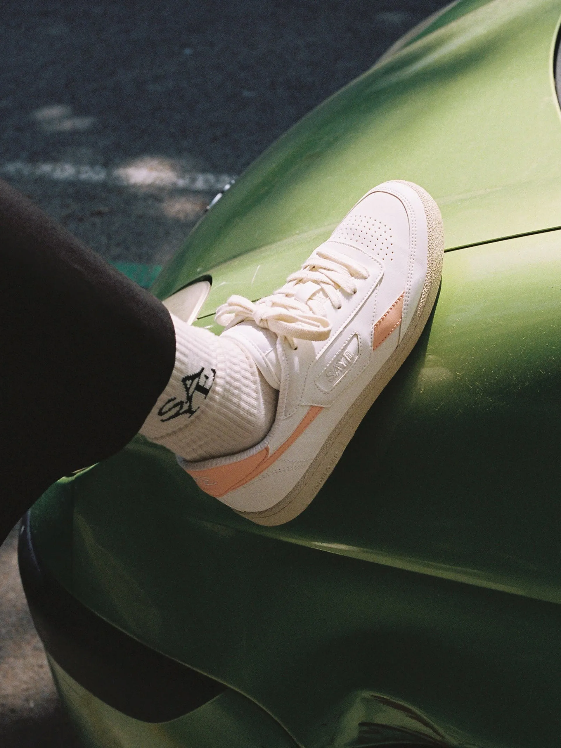 Modelo '89 trainer in salmon
